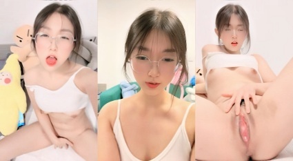 戴眼镜甜美女神自己握着玻璃假屌轮番往里挺 镜片起雾穴已经湿透