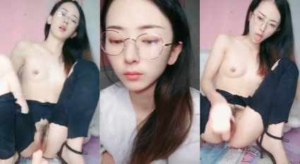 小美那水嫩肉穴被插得吱吱作响 每一下都带出一汪水听着比看着还勾人