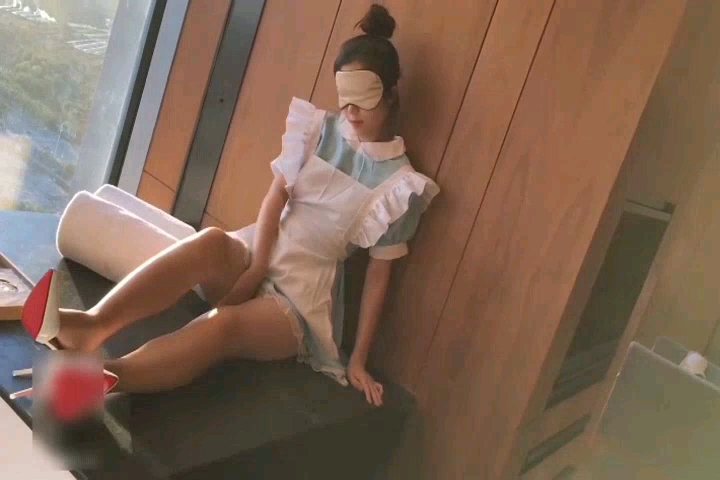 91秦先生系列~ 看上了家里保姆，身材迷人，大长腿，非常骚 1