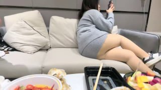【#瘦子探花梦幻馆】11-17 良家新人酒店前台，肉感身材，吃饱喝足开操，扒掉丝袜一顿摸，双腿肩上扛暴插