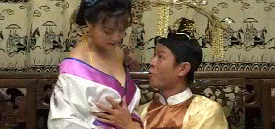 香港三级片杨贵妃带着高贵余韵却眼神渐乱 然后主动扯开衣襟