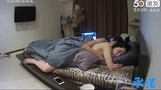 乱伦摄像头儿子搂着妈妈睡觉，摸妈妈奶子﹐最后操了性感妈