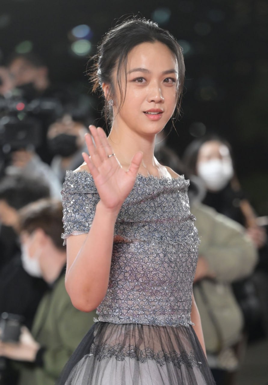 因三级片色戒被封杀的纯御女神汤唯，7分钟和梁朝伟做爱视频回顾，附带活动生图，虽然老了但是颜值依在