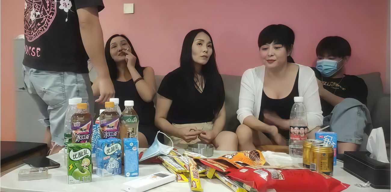 专约老阿姨两小伙大战三人妻群P 熟女约炮狂欢高潮刺激 沉浸在无法自拔的欢愉之中
