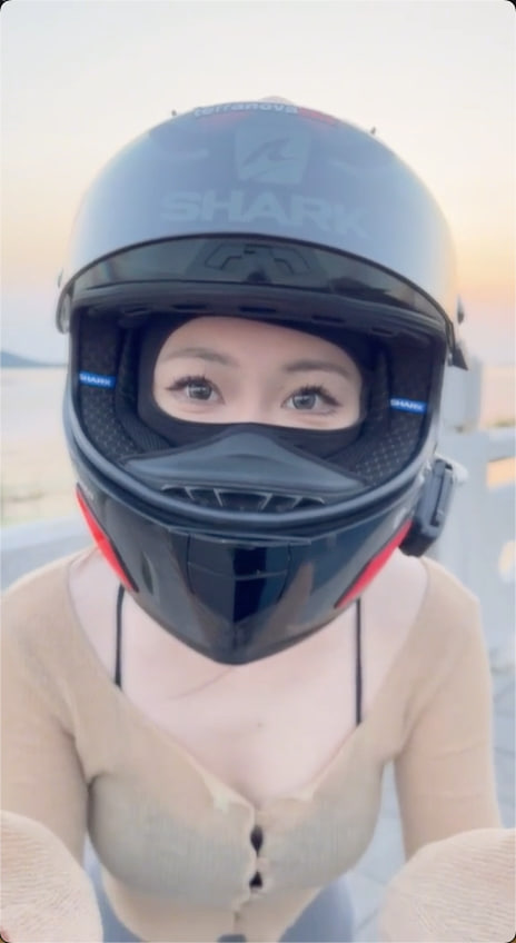抖音知名机车网红，喜欢穿着瑜伽裤骑车，更喜欢穿着瑜伽裤在家中自慰，使用道具插逼！ 第二部