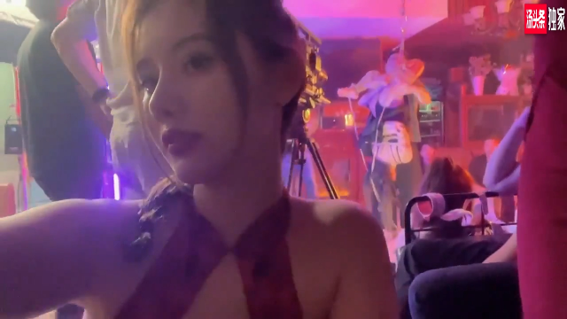 逆天颜值，名模阿朱 夜店，背景有亮点非常亮！