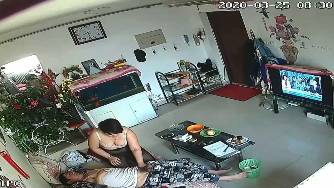 家庭监控-真实公媳乱伦，公公在客厅看电视被儿媳进来拔掉裤子撸鸡巴
