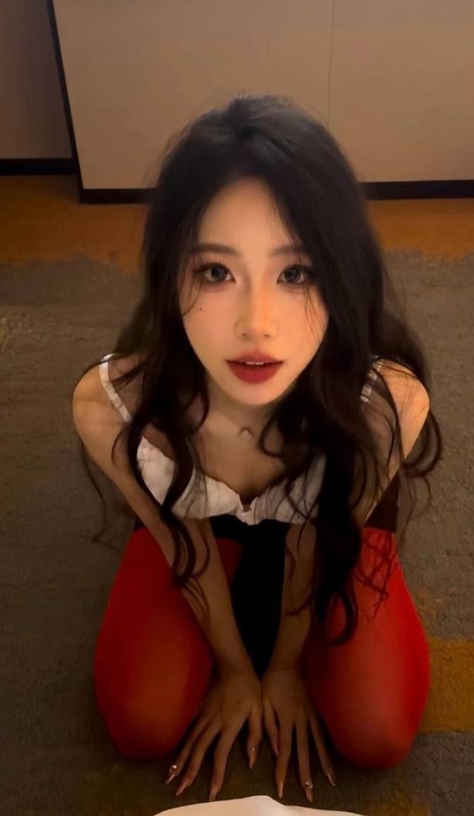 抖音网红颜值女神 emlly 天津大学校花 沦为金主胯下母狗跪地乖乖的口交被曝光！