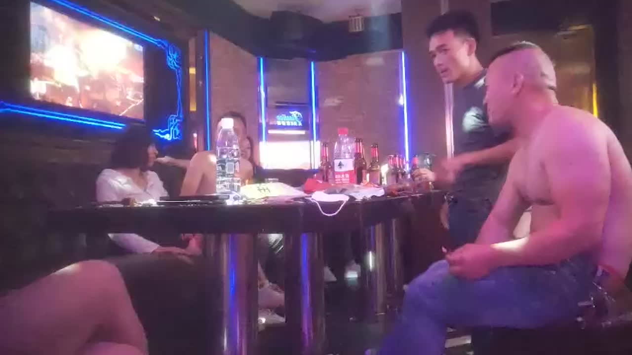 四对夫妻KTV欢聚，情色游戏引爆激情