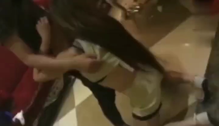 00后情侣交换：KTV喝酒游戏，操练女友的换妻体验