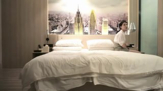 小宝寻花 白领少妇，着急要走让小宝无套，差点内射！字幕版