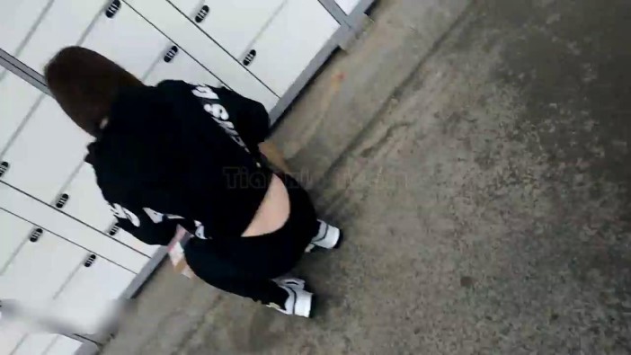 街射-下楼看到一个少妇在喂奶，对她打飞机吓的直接跑了