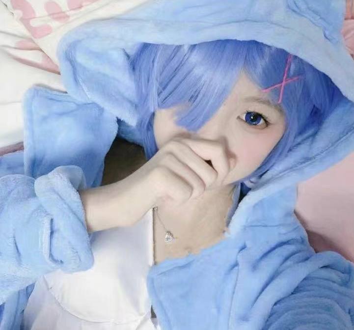 上海商学院高颜值cos少女李馨依：参与拉票活动，展现coser的魅力。