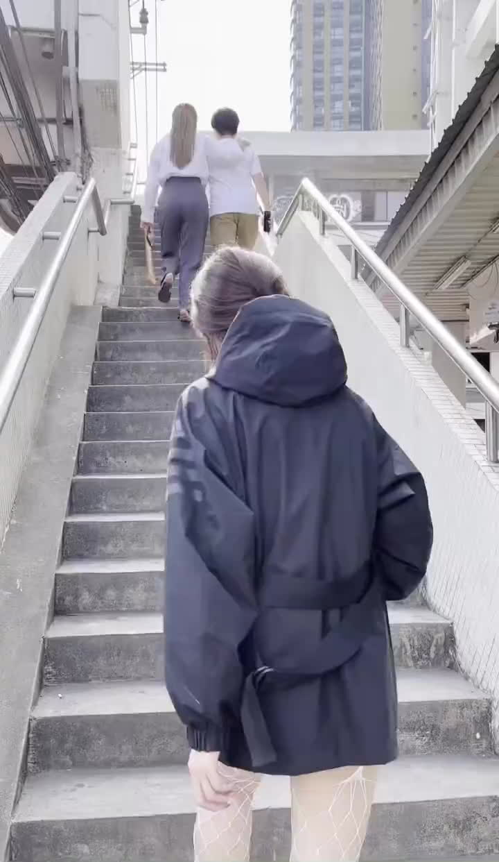 在行人桥上偷偷露出 阿朱