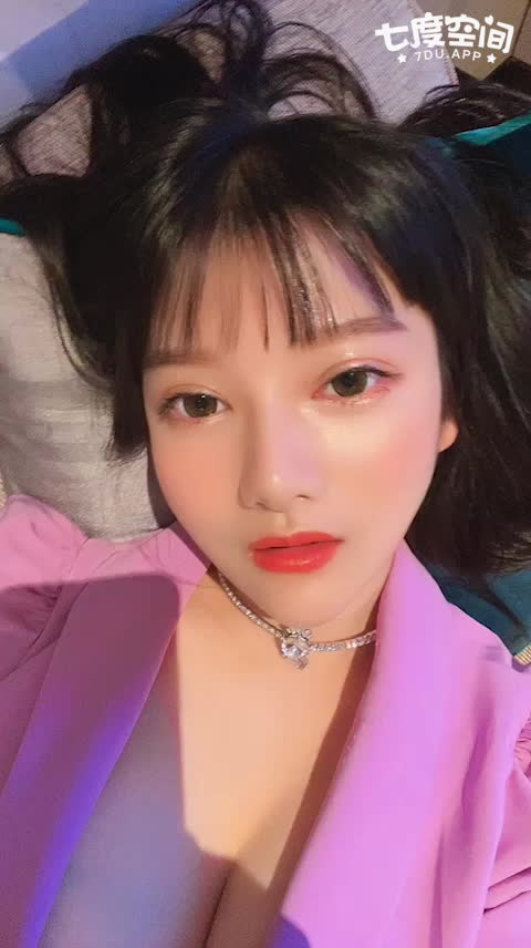 小尤奈 露一点点给你们看