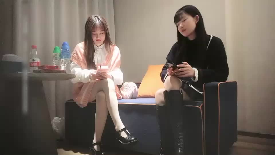 萝莉萌妹双飞，一人一套连体网袜，轮流爆插!