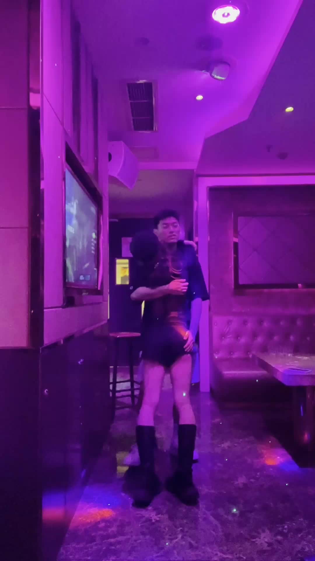 伪娘勾引体育生KTV卫生间爆草