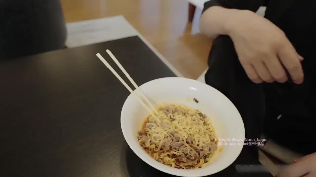 单身狗节日孤独一人许愿 天降可爱美女一起庆祝(台北娜娜)