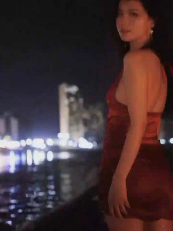 美腿 阿朱 低胸红色礼服 烟火旁写真拍摄