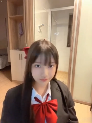 巨乳Cos小尤奈：自拍流出清纯学生妹制服，漫展惊艳亮相
