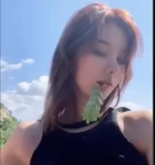 阿朱女神户外露出，这颜值和身材太迷人了