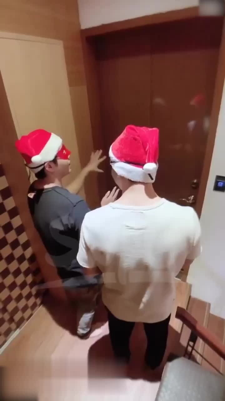 台湾SWAG_linlinbebe_圣诞4P群趴_激情舌吻_火车便当
