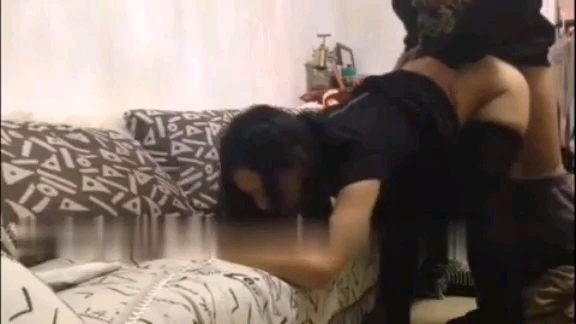 国产和漂亮的骚货女友在沙发露脸做爱自拍，爽的啊啊叫