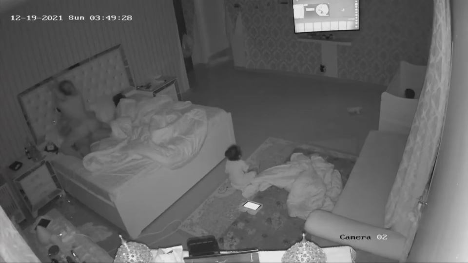 夫妻在床上做爱正爽着呢，孩子哭了都不管了