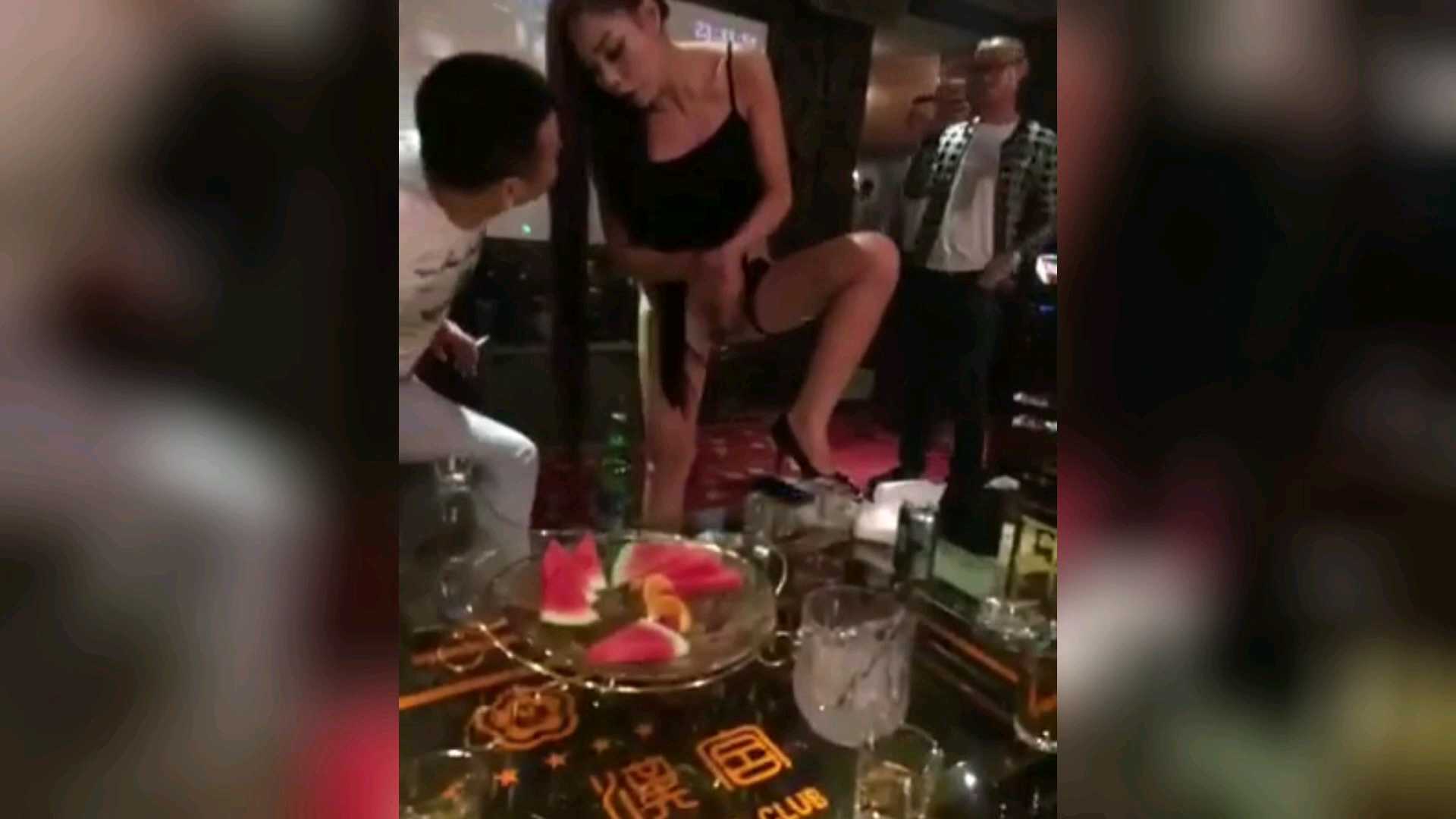 KTV淫乱啤酒瓶塞逼