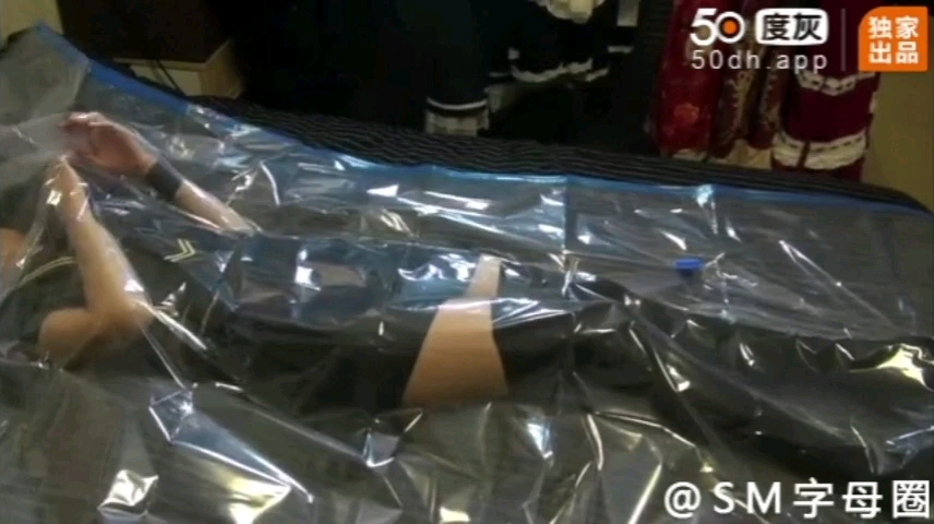 1/7学生妹真空制服窒息调教。