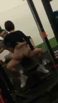 健身房邂逅女教练没人的时候自拍