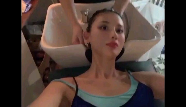 人前露出系列二：高颜值美女阿朱理发店洗头时扯下衣服露出奶子