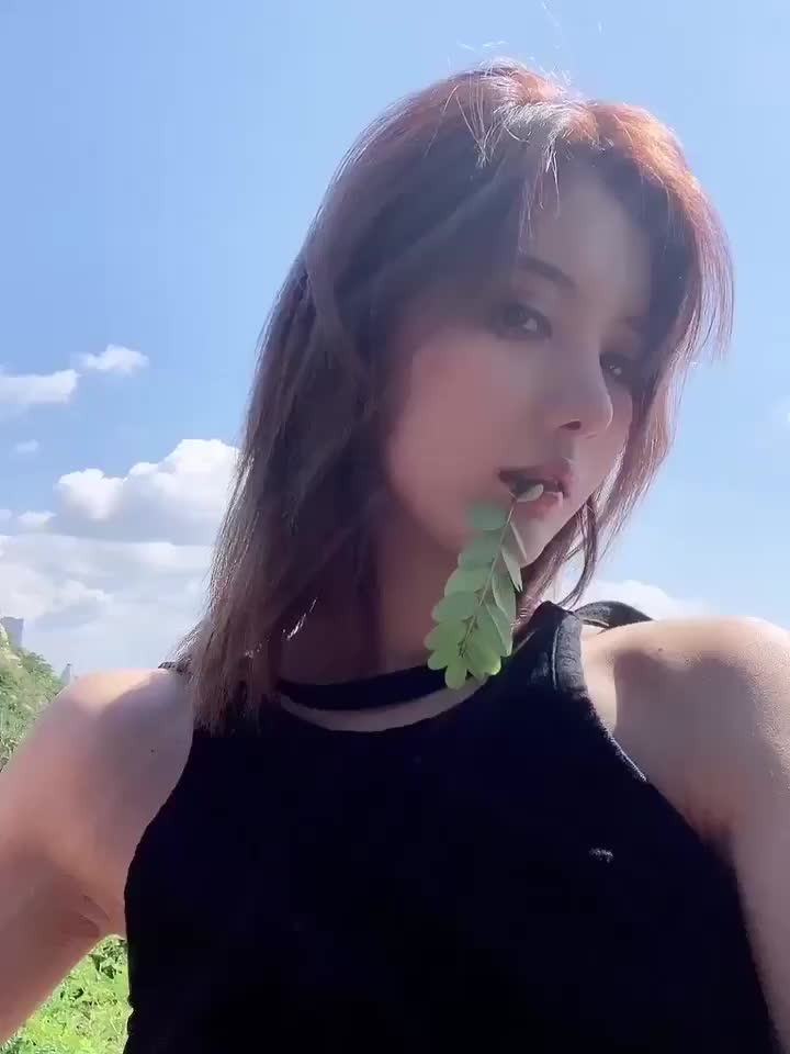 在室外解放美乳 阿朱
