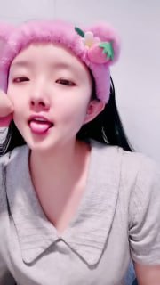 萌宝纯情嫩妹的直播诱惑：奶大逼肥，颜值高精彩大秀。