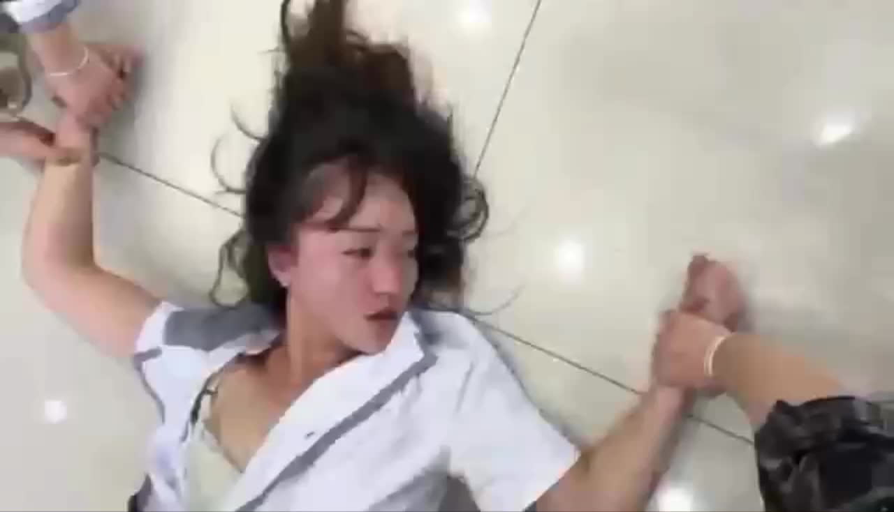 四川一小三被原配按在地上狂打耳光