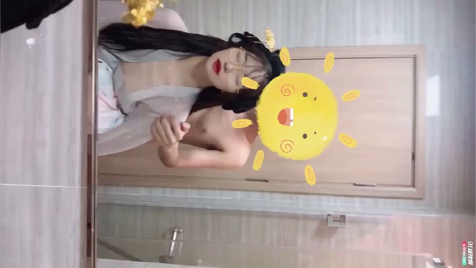 对着镜子操可爱的古装小美女