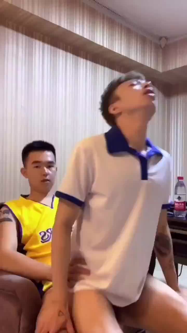 朋友从广州过来找我玩，喝完酒后在酒店玩起了制服诱惑