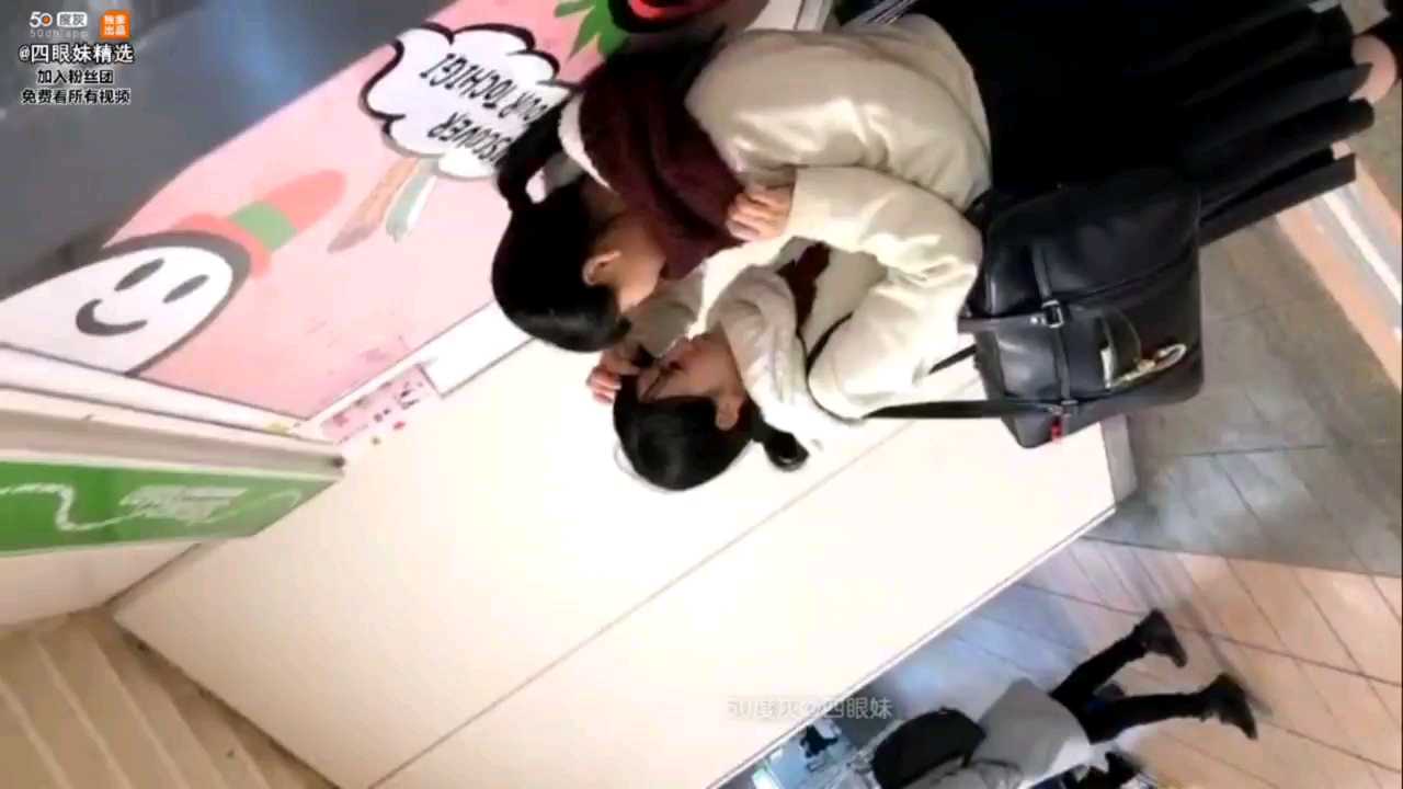 极品小百合，地铁站就开始激情