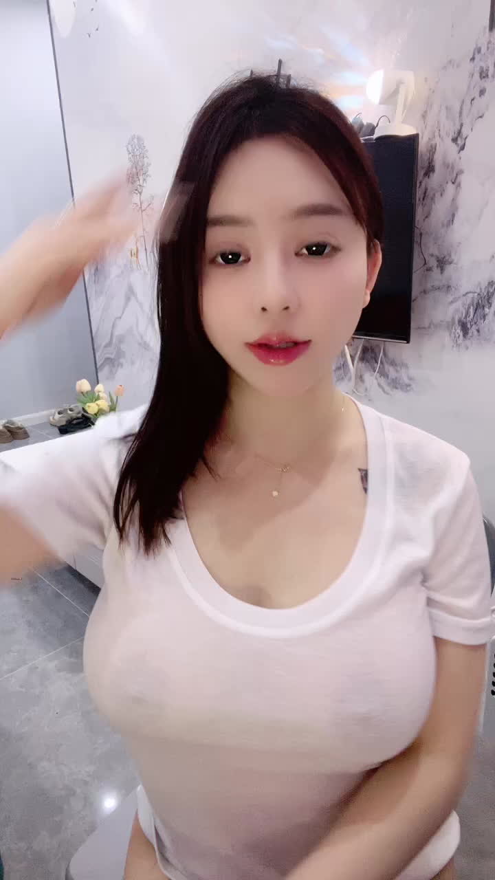 爆炸身材巨乳肥臀！扒开内裤一线天美穴
