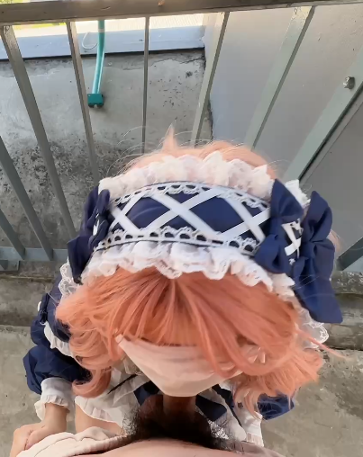 约了个洛丽塔妹妹去天台拍写真，兽欲上身直接后入中出她