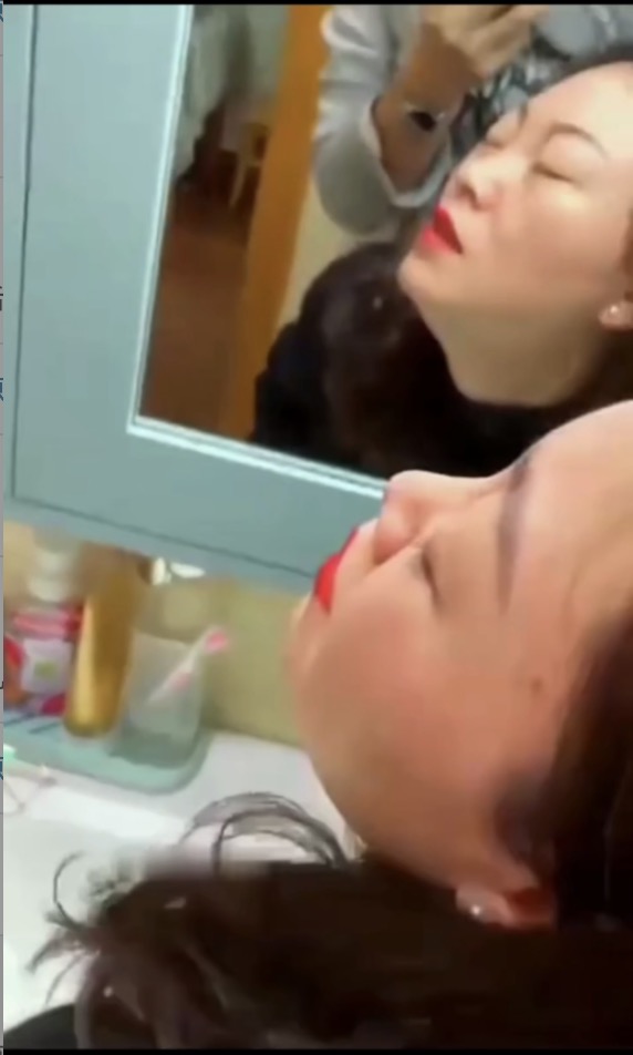 饥渴熟女蓝阿姨，表情风骚饥渴，叫声勾魂，被玩弄骚逼喷水一地，最后内射精液和淫水喷了地板都是。 A片