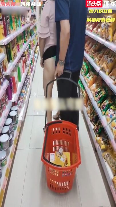 淫荡熟女超市勾引陌生人 撩起裙子用屁股磨鸡巴 A片