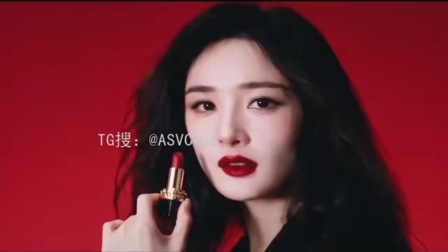 你们当老娘的胸是平的吗？平日高贵的大明星，在被采访的时候我走到她的身后使劲捏她那巨乳的奶头，她以为是