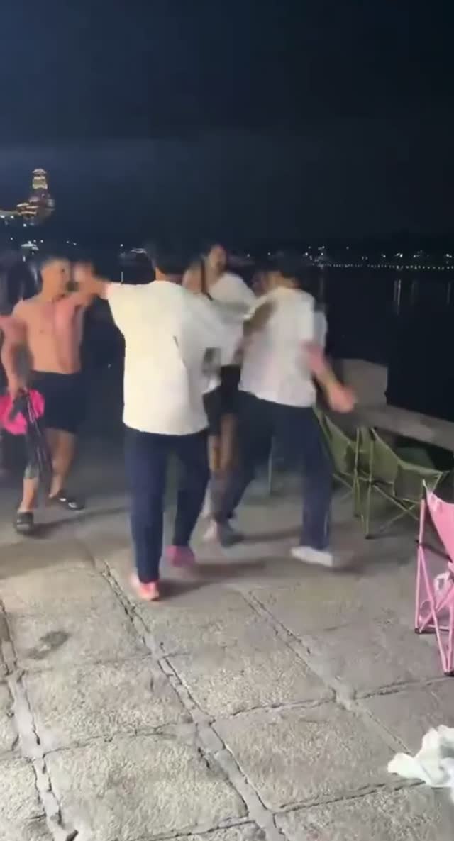 黄毛确实厉害，但是外援来到，被揍惨了，真是精彩！#暴力 #互殴