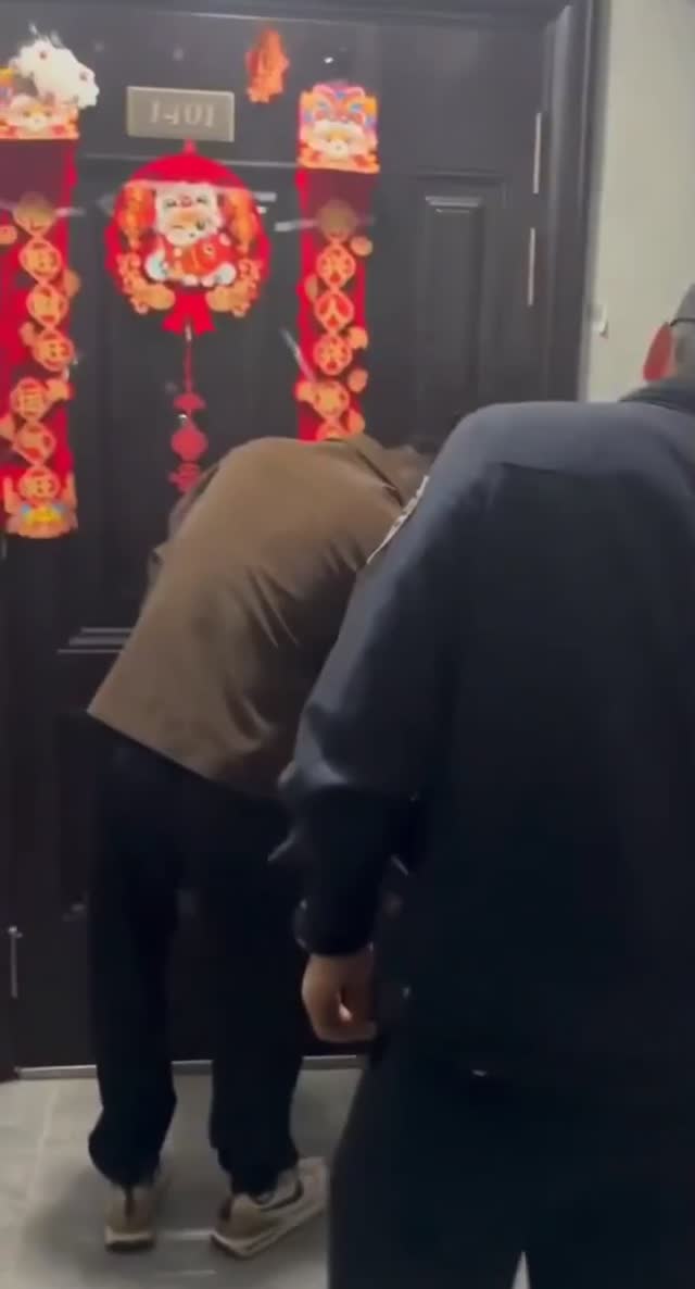 人才啊，先报警，带上警察上门抓奸，既取了证，同时固定了有效证据，增加了多个目击证人，又可以防止自己情