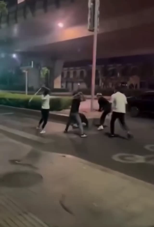 仅仅是因为对方看了自己女朋友一眼

叫来三个朋友，手持钢管猛击

男子因重击造成小脑受损，半身瘫痪
