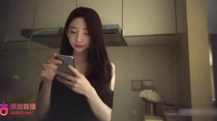 高颜值小网红。她身材偏模特型，翘臀美乳，整体偏白虎。见面后互动比较投入，过程中叫声比较直接，两人还进