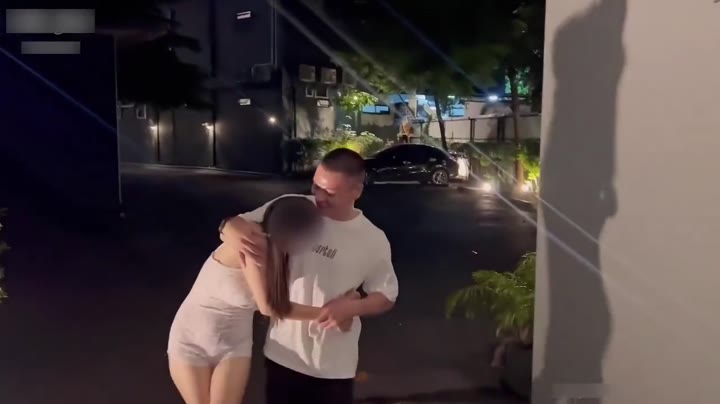 妻：我这样不成妓女了吗
我安慰她：别这么想，妓女是收费的，你是免费让大家泄欲这叫助人为乐