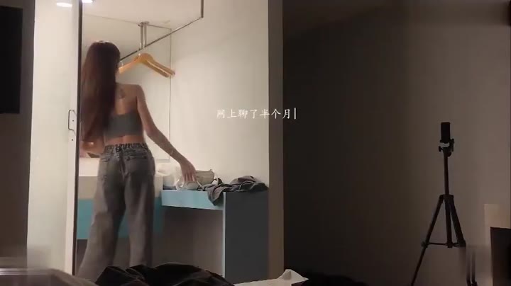 灰色背心被掀起，大奶被用力揉捏…男人从侧面直接上手，她完全没有反抗。看片就上91推特 91ttsq