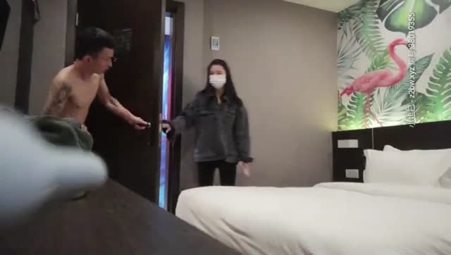 1/1在酒店叫个鸡上门，谁知道来的竟然是女友闺蜜，对方一眼就认出了男子眼熟，双方都认出来了，女闺蜜想